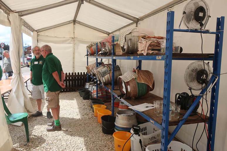 A group of men standing in a tent

AI-generated content may be incorrect.