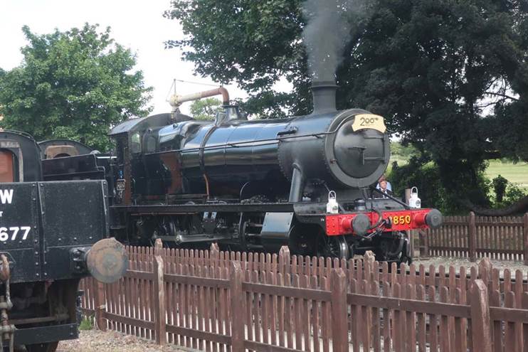 A train on the tracks

AI-generated content may be incorrect.